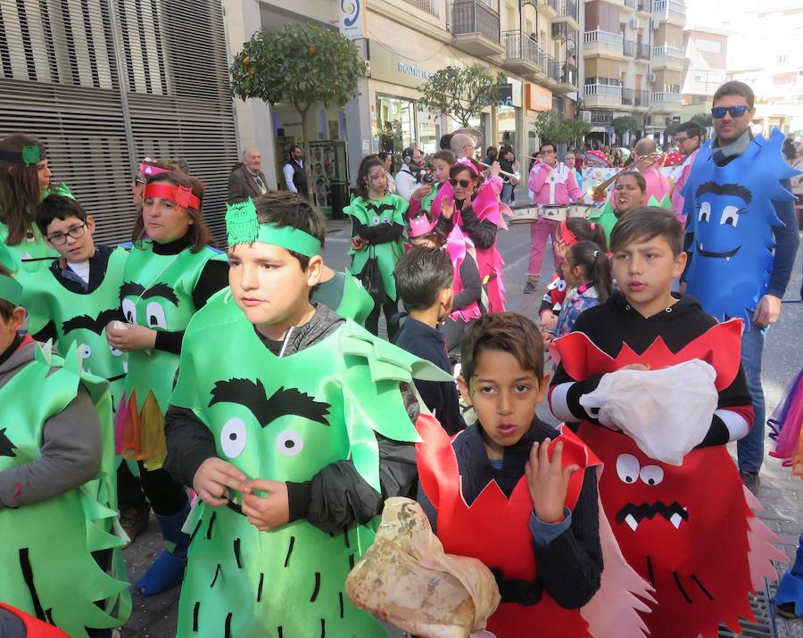 Más de 2.000 personas -entre alumnos, docentes y familiares- han participado en este pasacalles carnavalesco, que ha recorrido el centro de la ciudad durante buena parte de la mañana.