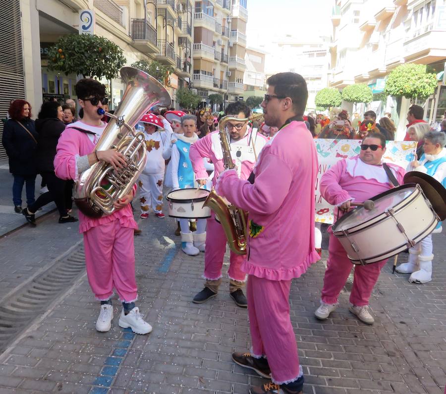 Más de 2.000 personas -entre alumnos, docentes y familiares- han participado en este pasacalles carnavalesco, que ha recorrido el centro de la ciudad durante buena parte de la mañana.