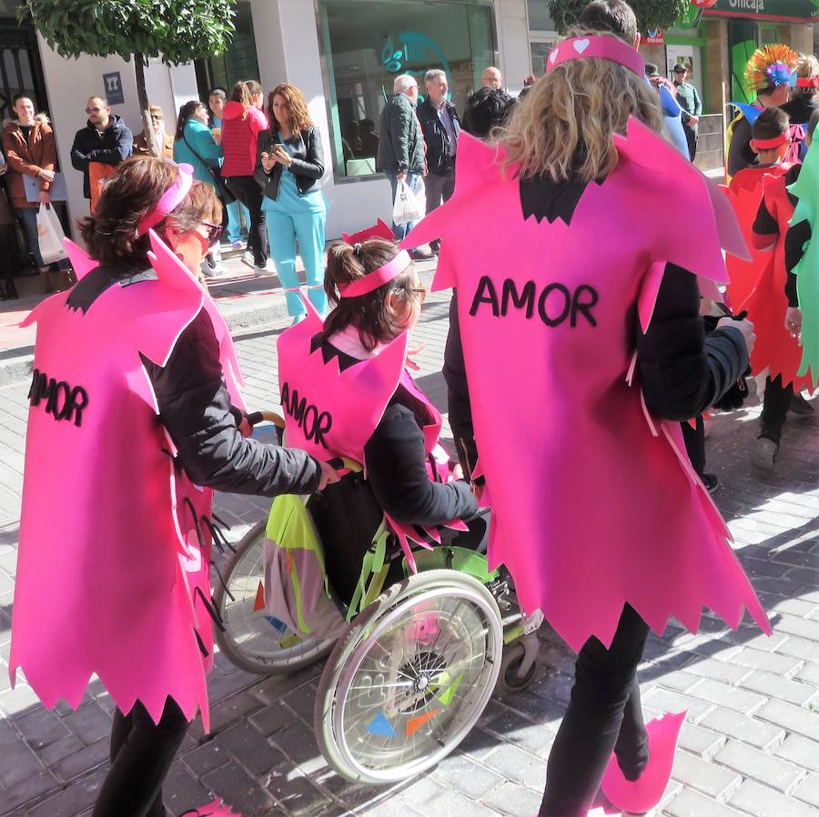 Más de 2.000 personas -entre alumnos, docentes y familiares- han participado en este pasacalles carnavalesco, que ha recorrido el centro de la ciudad durante buena parte de la mañana.