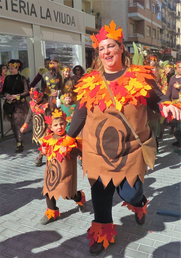 Más de 2.000 personas -entre alumnos, docentes y familiares- han participado en este pasacalles carnavalesco, que ha recorrido el centro de la ciudad durante buena parte de la mañana.