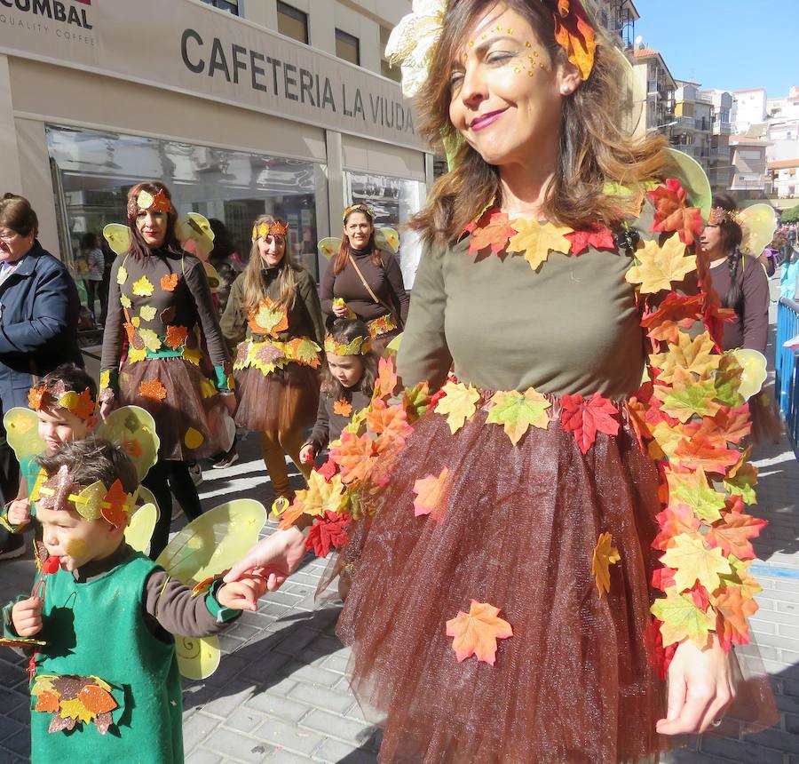 Más de 2.000 personas -entre alumnos, docentes y familiares- han participado en este pasacalles carnavalesco, que ha recorrido el centro de la ciudad durante buena parte de la mañana.