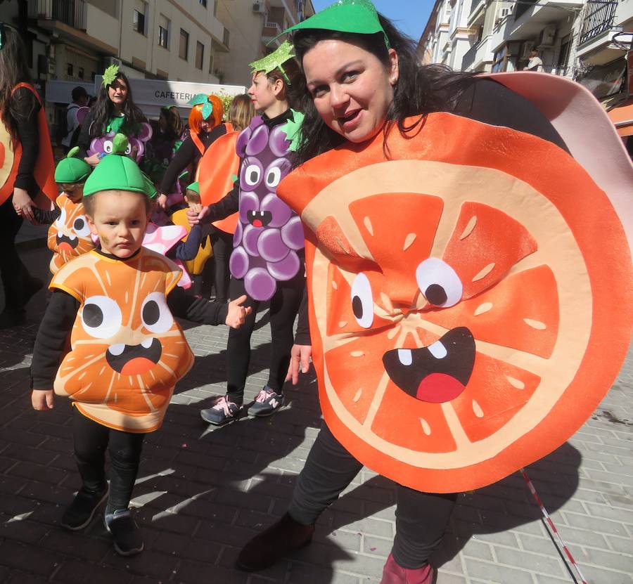 Más de 2.000 personas -entre alumnos, docentes y familiares- han participado en este pasacalles carnavalesco, que ha recorrido el centro de la ciudad durante buena parte de la mañana.