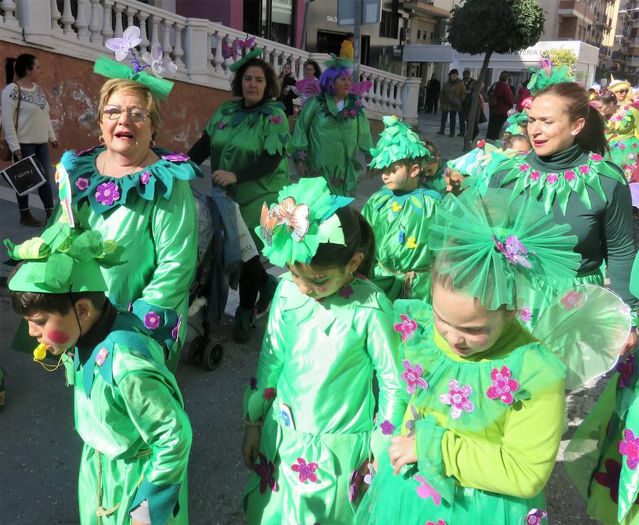 Más de 2.000 personas -entre alumnos, docentes y familiares- han participado en este pasacalles carnavalesco, que ha recorrido el centro de la ciudad durante buena parte de la mañana.