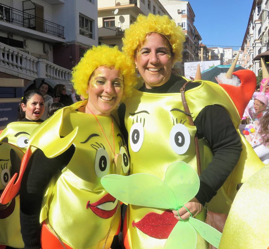 Más de 2.000 personas -entre alumnos, docentes y familiares- han participado en este pasacalles carnavalesco, que ha recorrido el centro de la ciudad durante buena parte de la mañana.