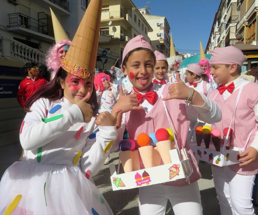 Más de 2.000 personas -entre alumnos, docentes y familiares- han participado en este pasacalles carnavalesco, que ha recorrido el centro de la ciudad durante buena parte de la mañana.