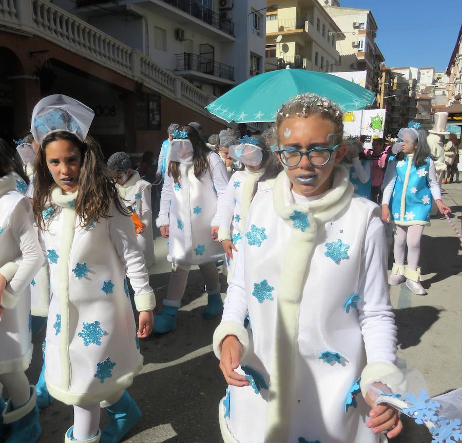 Más de 2.000 personas -entre alumnos, docentes y familiares- han participado en este pasacalles carnavalesco, que ha recorrido el centro de la ciudad durante buena parte de la mañana.