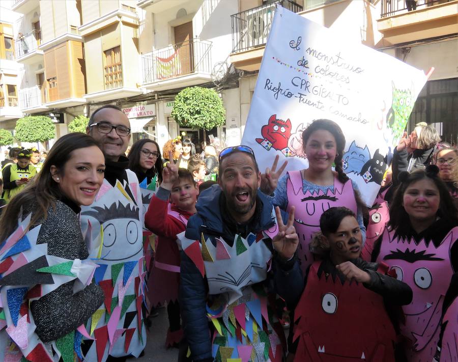 Más de 2.000 personas -entre alumnos, docentes y familiares- han participado en este pasacalles carnavalesco, que ha recorrido el centro de la ciudad durante buena parte de la mañana.