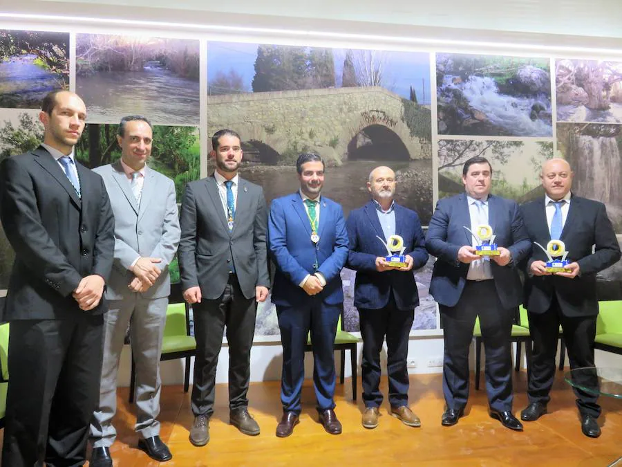 La entrega de los 'Roscos de Loja' del día de Andalucía ha sido nuevamente el epicentro del acto institucional de la jornada, que este año se ha celebrado en Villa Carmen, en Riofrío. Los premiados por el Ayuntamiento han sido la Asociación Lojeña de Carnaval, el pueblo de Riofrío y la empresa Frigoríficos Ortega.