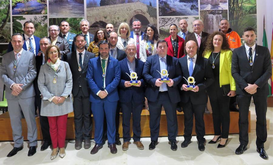 La entrega de los 'Roscos de Loja' del día de Andalucía ha sido nuevamente el epicentro del acto institucional de la jornada, que este año se ha celebrado en Villa Carmen, en Riofrío. Los premiados por el Ayuntamiento han sido la Asociación Lojeña de Carnaval, el pueblo de Riofrío y la empresa Frigoríficos Ortega.