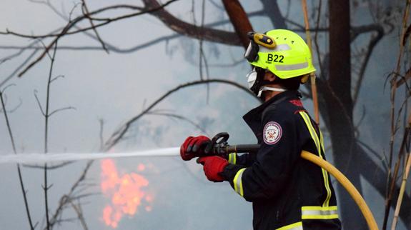 Un bombero lojeño extinguiendo un fuego. 