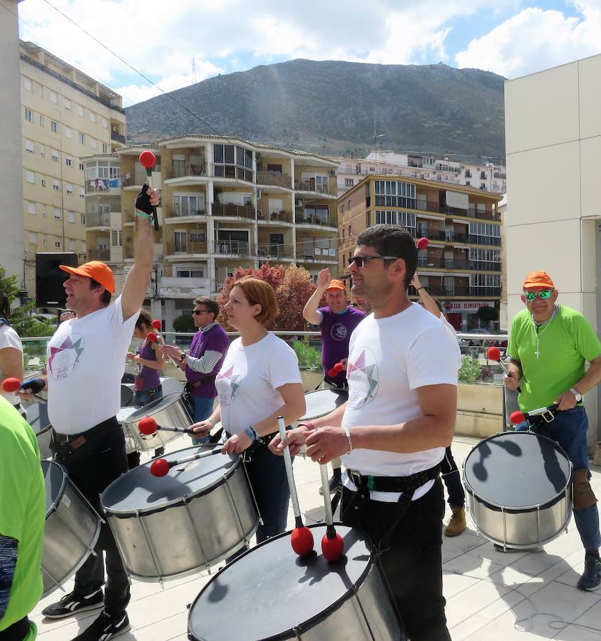 Así fue la Batucada inclusiva y sobresaliente que ofreció la Residencia 'Sierra de Loja' en colaboración con la colaboración de la Escuela DAIS, Asociaciones PIDES y VALE y Lua da Rua Batucada,