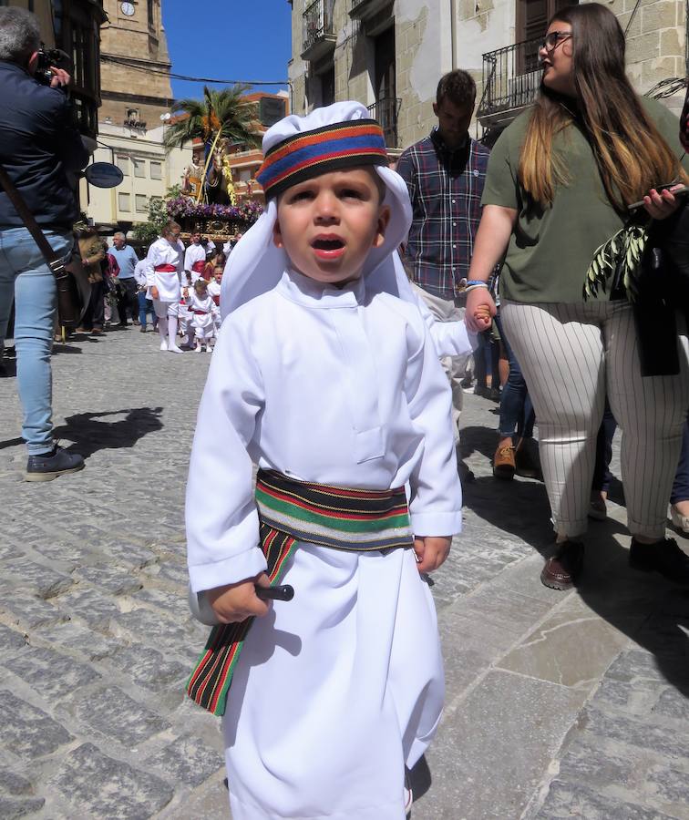 Los pequeños 'hebreos' acompañaban un año más a 'La Borriquilla', que este año salía de nuevo del Convento de Santa Clara, desde donde fue trasladada en procesión litúrgica a la Iglesia de la Encarnación para allí salir en estación de penitencia a mediodía. 