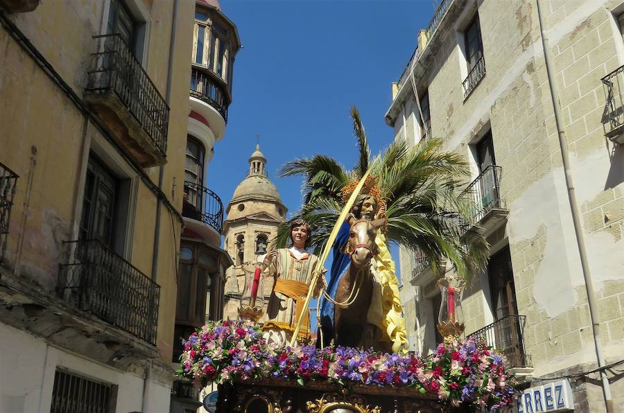 Los pequeños 'hebreos' acompañaban un año más a 'La Borriquilla', que este año salía de nuevo del Convento de Santa Clara, desde donde fue trasladada en procesión litúrgica a la Iglesia de la Encarnación para allí salir en estación de penitencia a mediodía. 