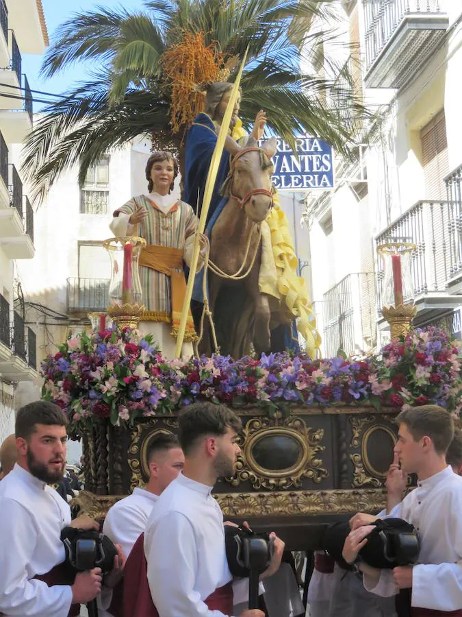 Los pequeños 'hebreos' acompañaban un año más a 'La Borriquilla', que este año salía de nuevo del Convento de Santa Clara, desde donde fue trasladada en procesión litúrgica a la Iglesia de la Encarnación para allí salir en estación de penitencia a mediodía. 