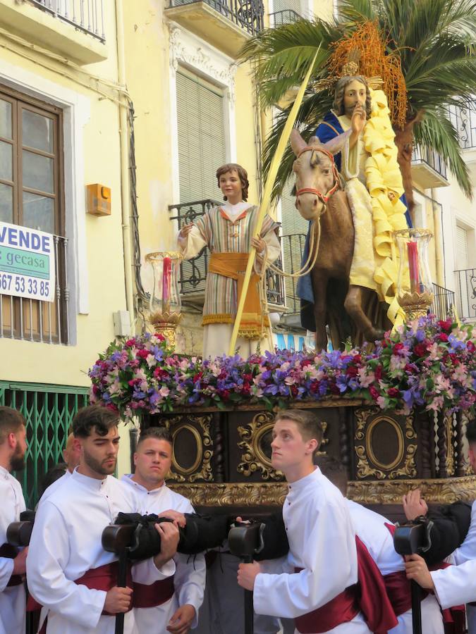 Los pequeños 'hebreos' acompañaban un año más a 'La Borriquilla', que este año salía de nuevo del Convento de Santa Clara, desde donde fue trasladada en procesión litúrgica a la Iglesia de la Encarnación para allí salir en estación de penitencia a mediodía. 