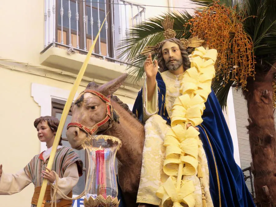 Los pequeños 'hebreos' acompañaban un año más a 'La Borriquilla', que este año salía de nuevo del Convento de Santa Clara, desde donde fue trasladada en procesión litúrgica a la Iglesia de la Encarnación para allí salir en estación de penitencia a mediodía. 