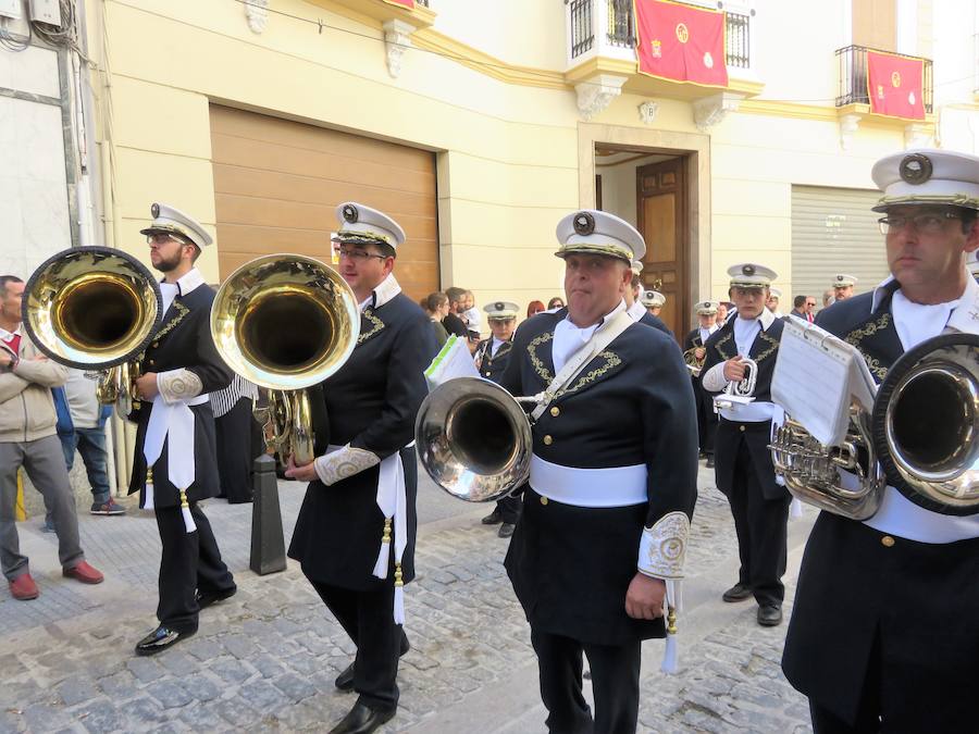 Los pequeños 'hebreos' acompañaban un año más a 'La Borriquilla', que este año salía de nuevo del Convento de Santa Clara, desde donde fue trasladada en procesión litúrgica a la Iglesia de la Encarnación para allí salir en estación de penitencia a mediodía. 