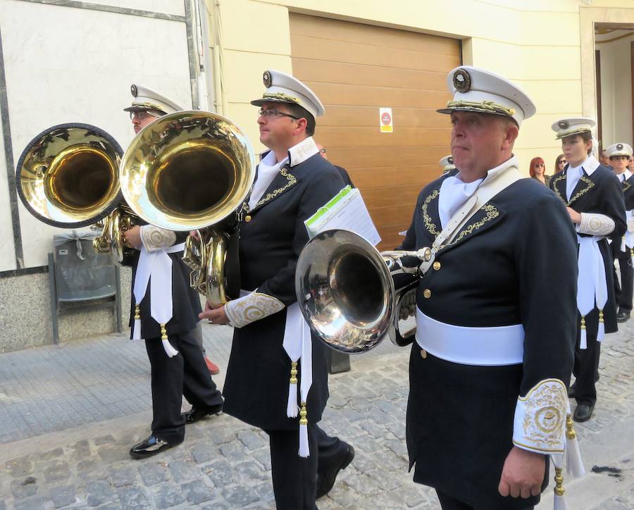 Los pequeños 'hebreos' acompañaban un año más a 'La Borriquilla', que este año salía de nuevo del Convento de Santa Clara, desde donde fue trasladada en procesión litúrgica a la Iglesia de la Encarnación para allí salir en estación de penitencia a mediodía. 