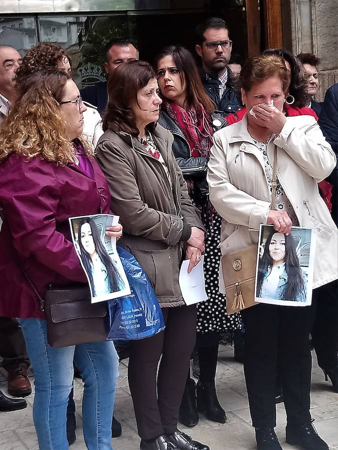 Fotos: Concentración en Loja contra el asesinato machista de Irene López