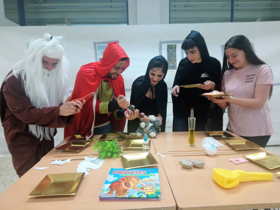 El IES Alfaguara de Loja organiza un curioso proyecto educativo que, mediante talleres de las diferentes materias, enseña a los alumnos con un único hilo conductor: lo mágico