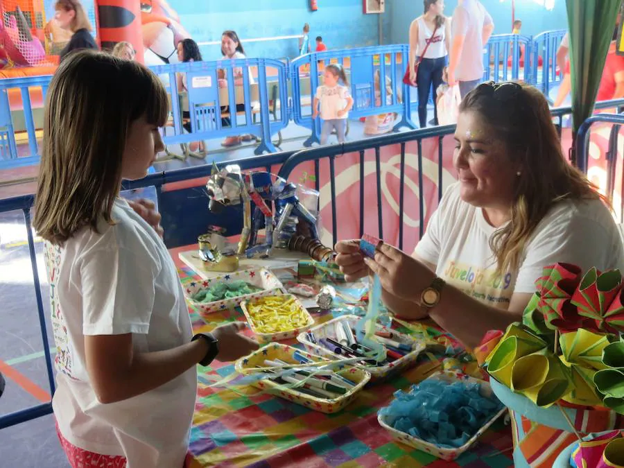 Miles de niños y adolescentes se divierten en las 73 actividades que llenan la Ciudad Deportiva de la Joya durante toda esta semana.