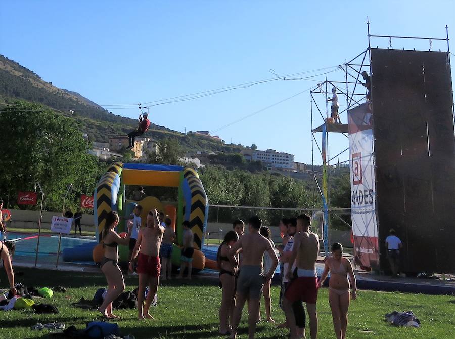 Miles de niños y adolescentes se divierten en las 73 actividades que llenan la Ciudad Deportiva de la Joya durante toda esta semana.