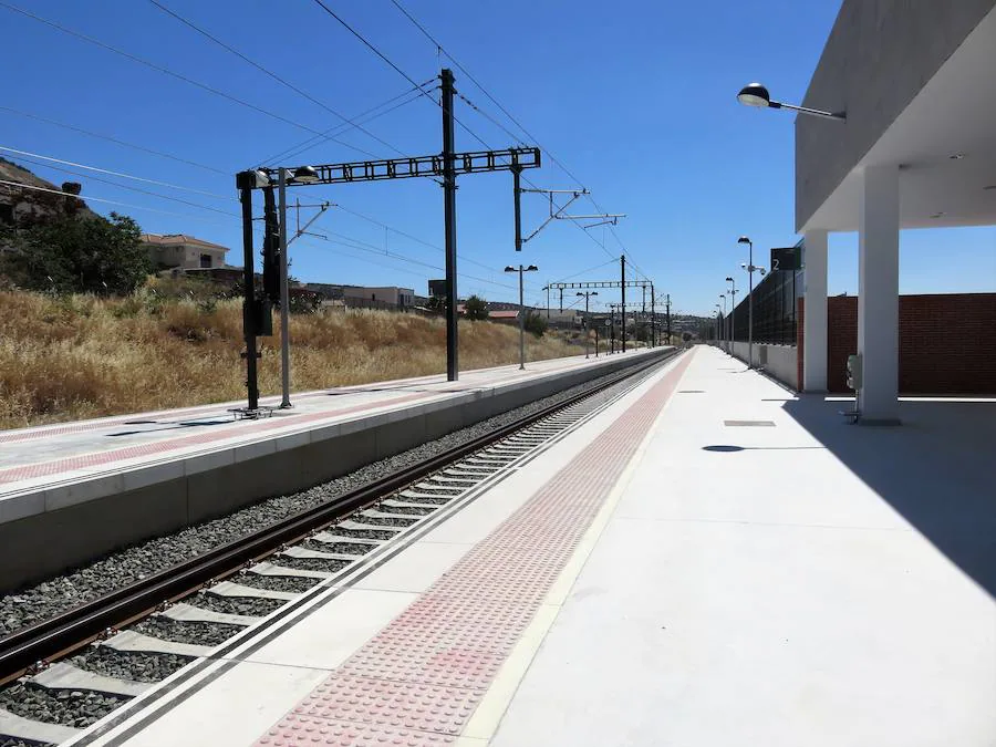 La estación del AVE de Loja ya está lista para la parada de trenes o, mejor dicho, del tren. Porque, de momento, sólo se anuncia un horario de ida desde la estación lojeña y otro de vuelta desde Madrid. 
