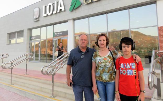 José Antonio y Paqui junto a su nieto, poco antes de viajar en AVE. 