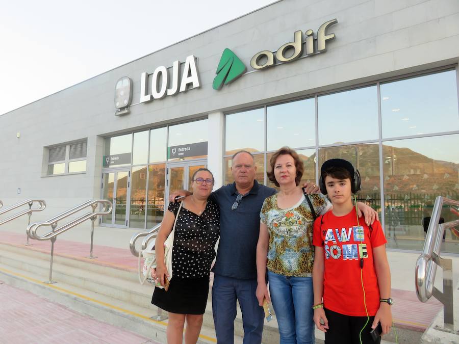 En torno a las 7 de la mañana, llegaban los primeros viajeros a la estación de Loja.