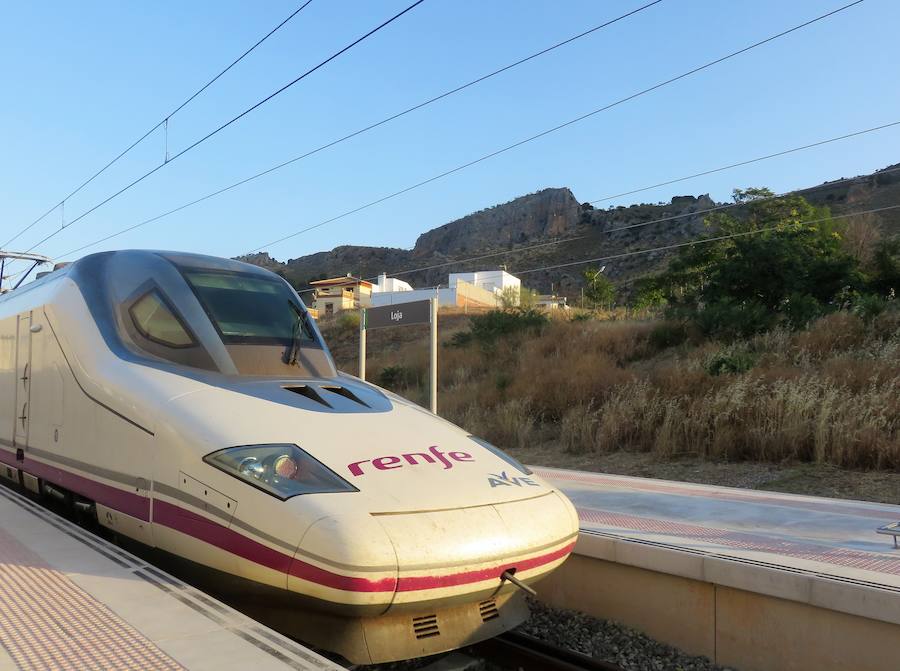 En torno a las 7 de la mañana, llegaban los primeros viajeros a la estación de Loja.