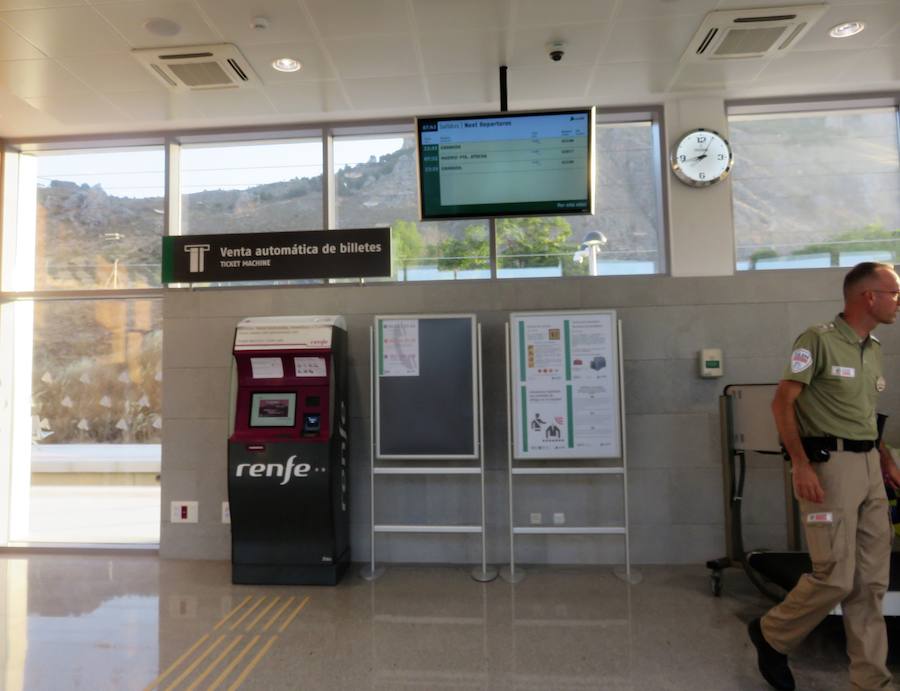 En torno a las 7 de la mañana, llegaban los primeros viajeros a la estación de Loja.