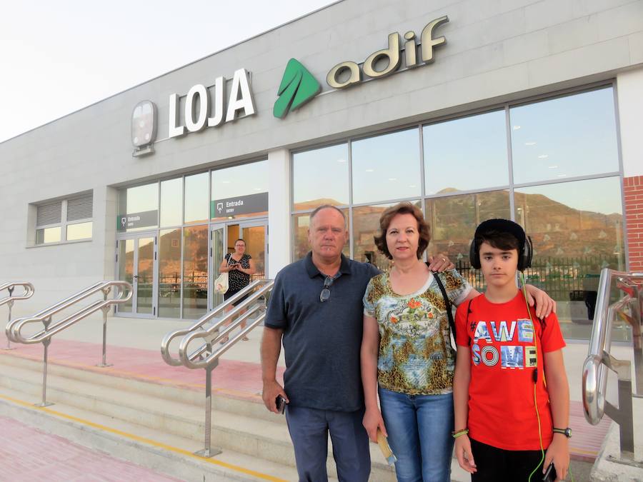 En torno a las 7 de la mañana, llegaban los primeros viajeros a la estación de Loja.