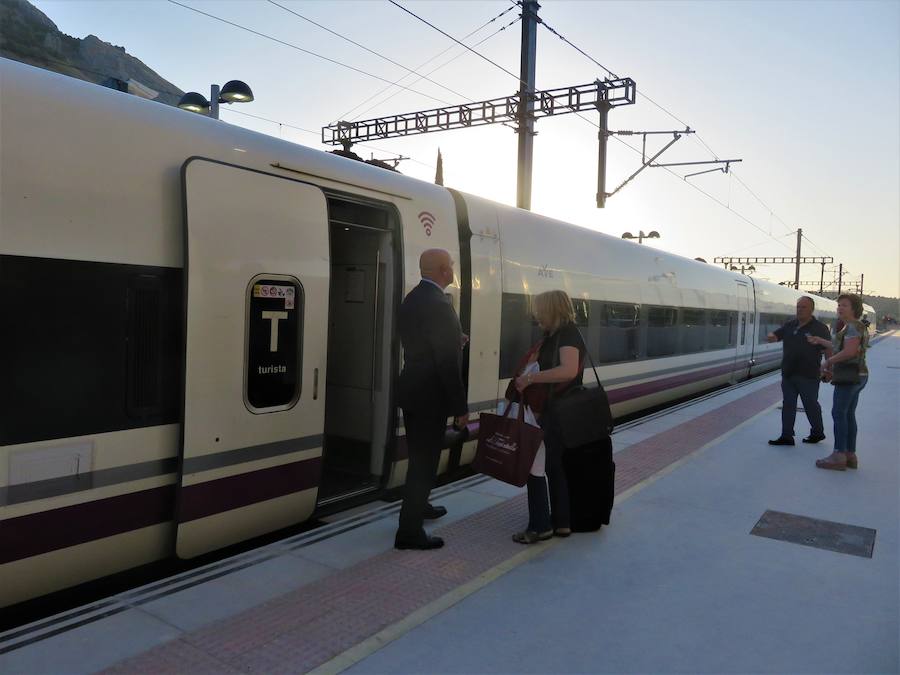 En torno a las 7 de la mañana, llegaban los primeros viajeros a la estación de Loja.