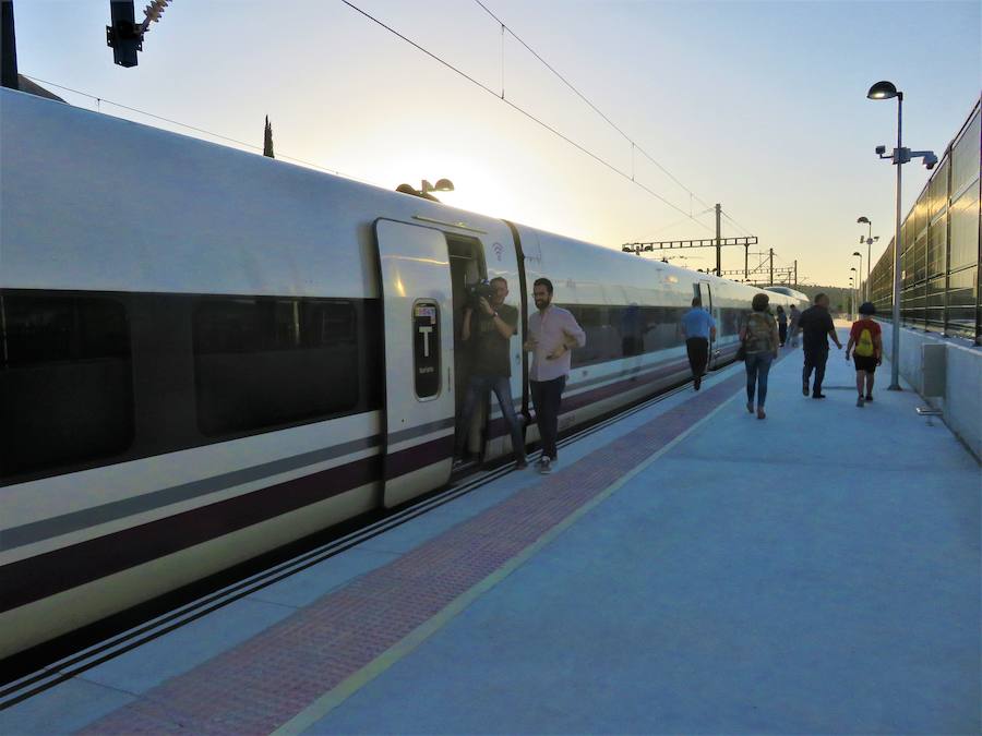 En torno a las 7 de la mañana, llegaban los primeros viajeros a la estación de Loja.