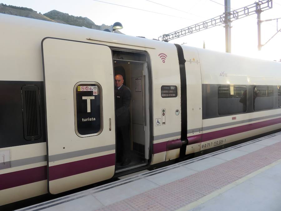 En torno a las 7 de la mañana, llegaban los primeros viajeros a la estación de Loja.