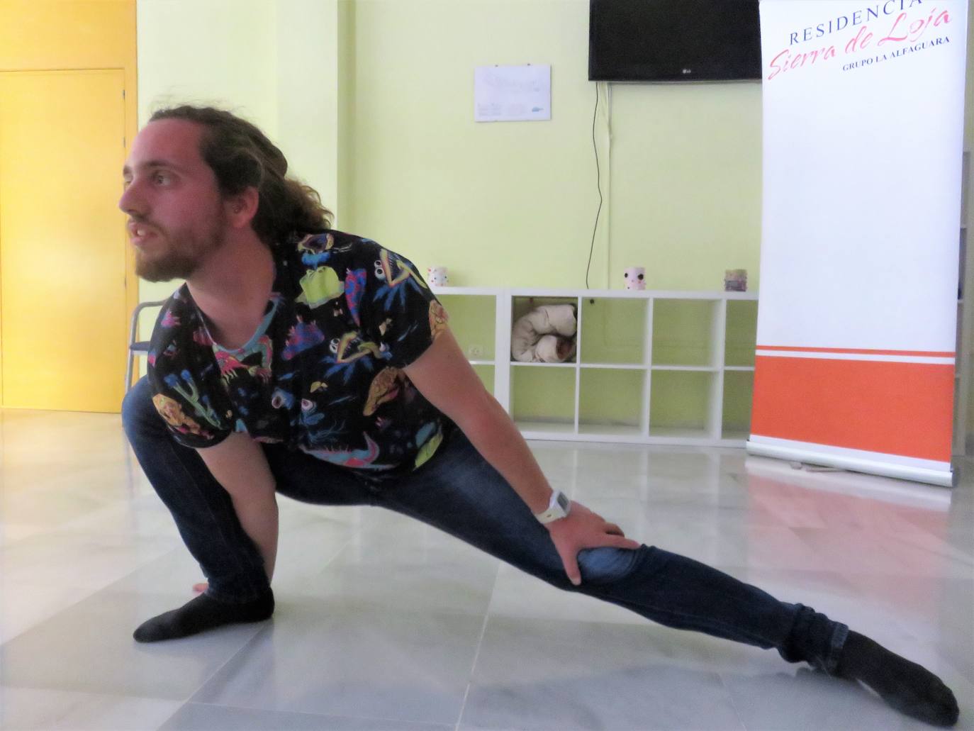 Paco Granados lleva cinco años aprendiendo a afrontar su miedo a los cambios con el baile; su último paso ha sido actuar en un teatro alemán con la compañía granadina 'Vinculados' 