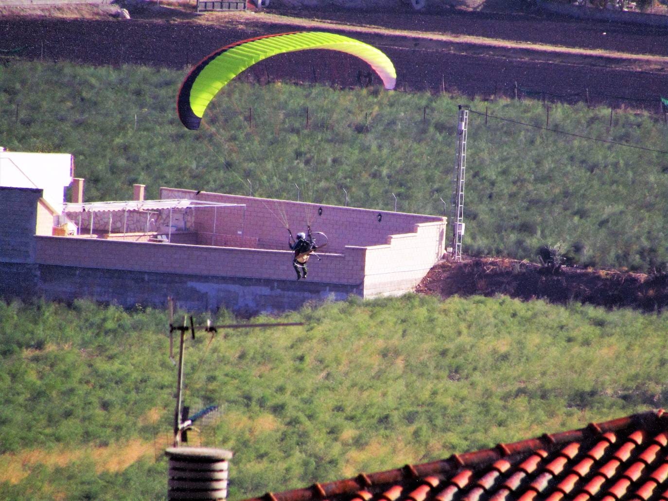 Más de 140 pilotos de diferentes puntos del país han estado en la concentración de Vuelo Libre de Loja, que, pese a que no ha contado con las mejores condiciones atmosféricas para volar, ha vuelto a demostrar que es uno de los mejores sitios de Andalucía para abrir velas.