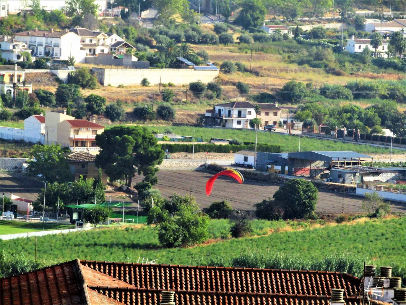 Más de 140 pilotos de diferentes puntos del país han estado en la concentración de Vuelo Libre de Loja, que, pese a que no ha contado con las mejores condiciones atmosféricas para volar, ha vuelto a demostrar que es uno de los mejores sitios de Andalucía para abrir velas.