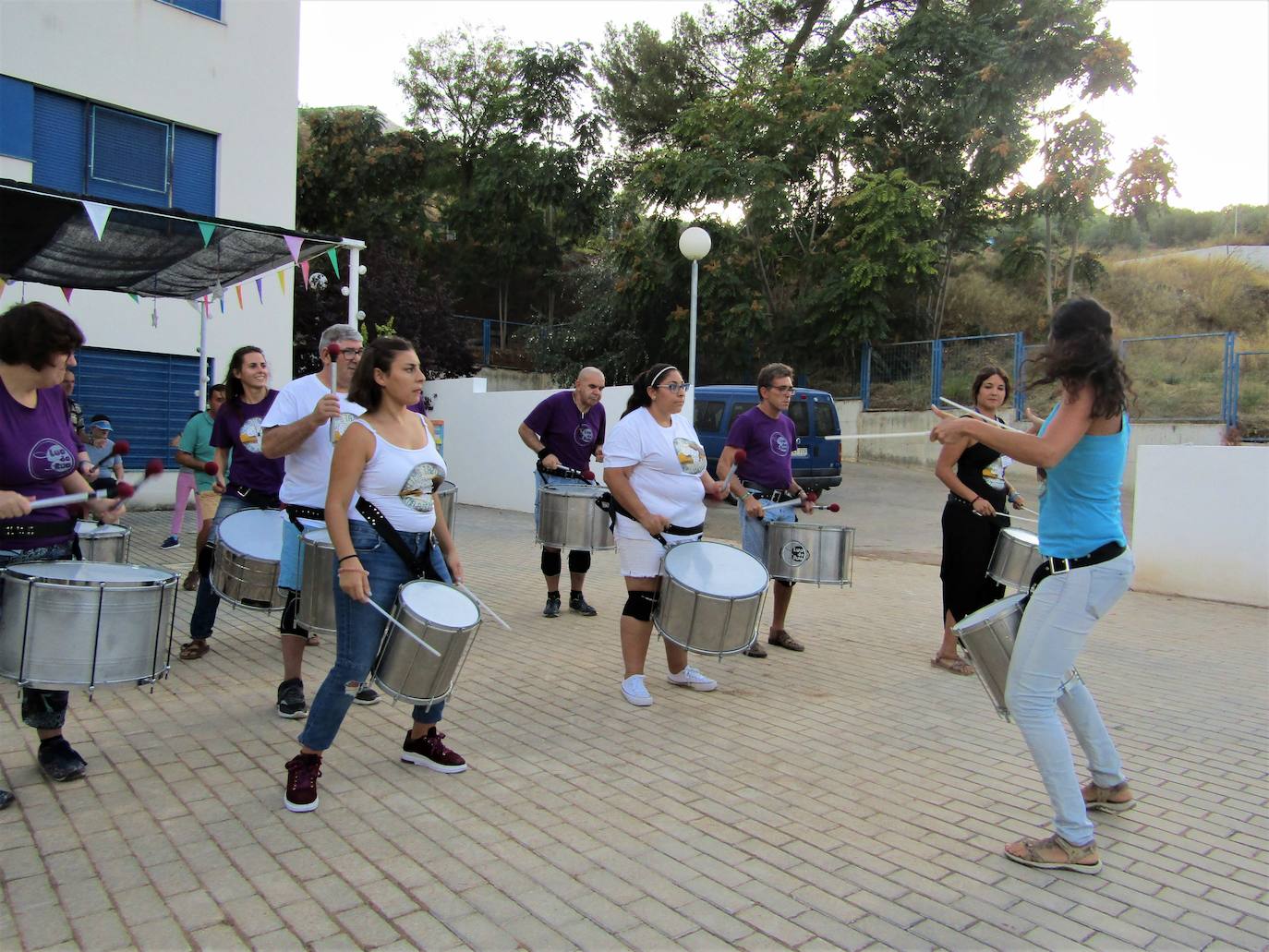 Un grupo de personas con diversidad funcional de la Residencia 'Sierra de Loja' participa de forma pionera en un proyecto de cooperación que necesita tu colaboración. Libros, material escolar, medicinas... Puedes llevarlos a la Plaza Blanca de Loja este sábado, desde las 12, y ayudar en un proyecto que une inclusión, cooperación entre Loja y la aldea marroquí de Tazouka, mediante un hilo conductor: la universalidad de la música y, más en concreto, del ritmo del tambor.