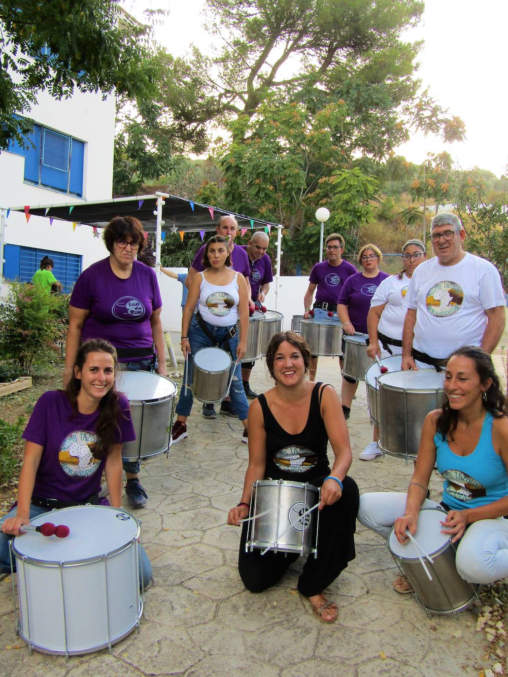 Un grupo de personas con diversidad funcional de la Residencia 'Sierra de Loja' participa de forma pionera en un proyecto de cooperación que necesita tu colaboración. Libros, material escolar, medicinas... Puedes llevarlos a la Plaza Blanca de Loja este sábado, desde las 12, y ayudar en un proyecto que une inclusión, cooperación entre Loja y la aldea marroquí de Tazouka, mediante un hilo conductor: la universalidad de la música y, más en concreto, del ritmo del tambor.