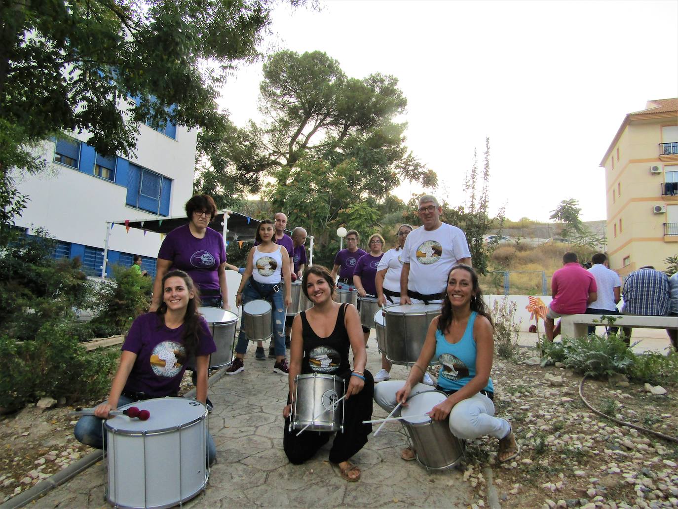 Un grupo de personas con diversidad funcional de la Residencia 'Sierra de Loja' participa de forma pionera en un proyecto de cooperación que necesita tu colaboración. Libros, material escolar, medicinas... Puedes llevarlos a la Plaza Blanca de Loja este sábado, desde las 12, y ayudar en un proyecto que une inclusión, cooperación entre Loja y la aldea marroquí de Tazouka, mediante un hilo conductor: la universalidad de la música y, más en concreto, del ritmo del tambor.