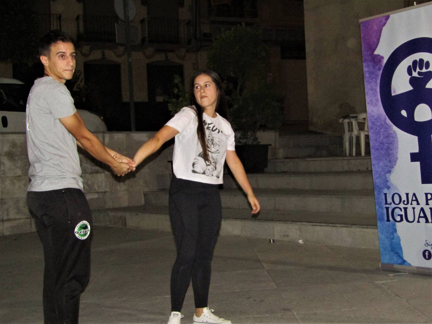 Un grupo de lojeñas siguieron las recomendaciones del campeón de kick boxing Jonathan Arjona sobre cómo defenderse ante un ataque o agresión y zafarse del agresor.