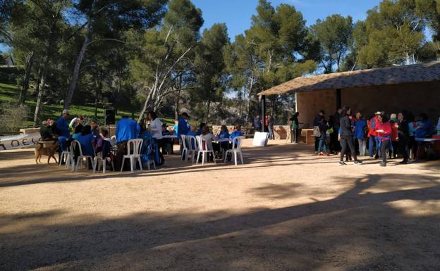 Imagen principal - Decenas de senderistas estrenan el nuevo parque periurbano de la Sierra de Loja