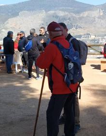Imagen secundaria 2 - Decenas de senderistas estrenan el nuevo parque periurbano de la Sierra de Loja
