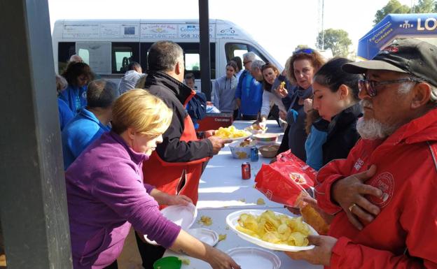 Imagen principal - Decenas de senderistas estrenan el nuevo parque periurbano de la Sierra de Loja