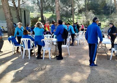 Imagen secundaria 1 - Decenas de senderistas estrenan el nuevo parque periurbano de la Sierra de Loja