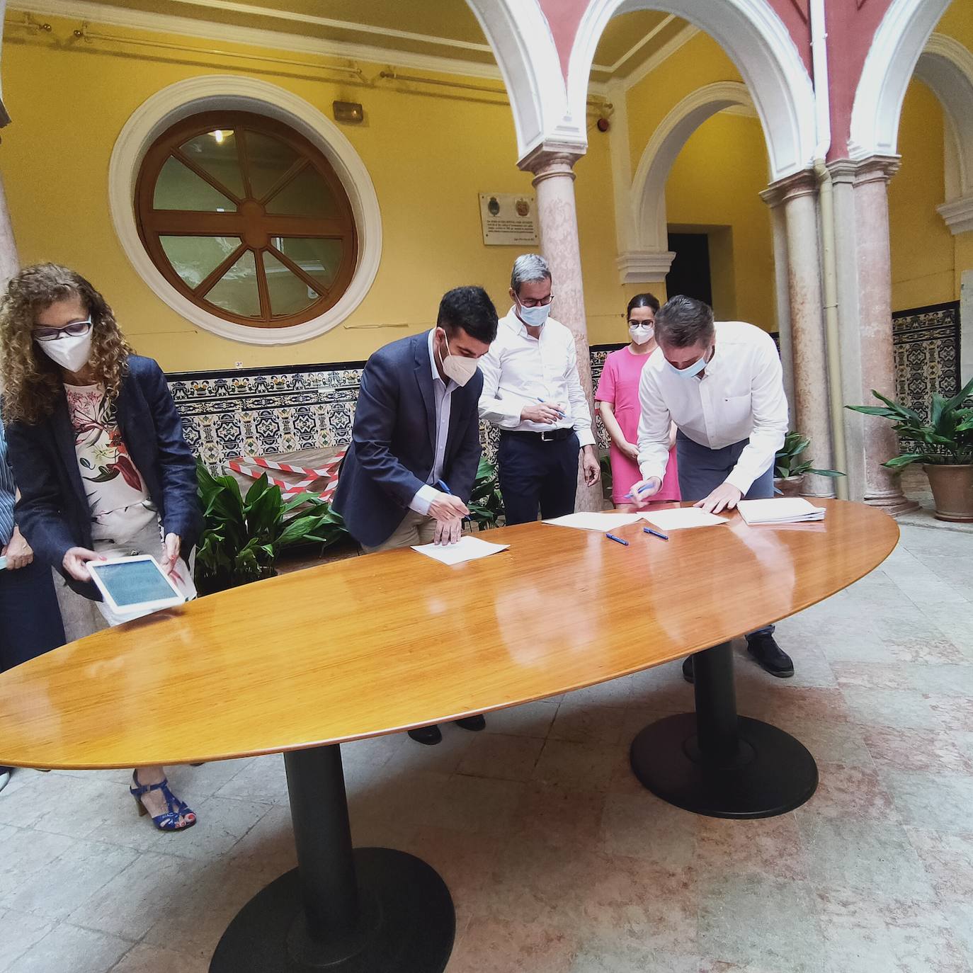 Firma del contrato de gestión. 