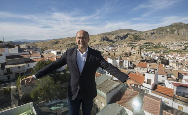 Antonio Martín, uno de los propietarios del Grupo, posa con Loja al fondo. 