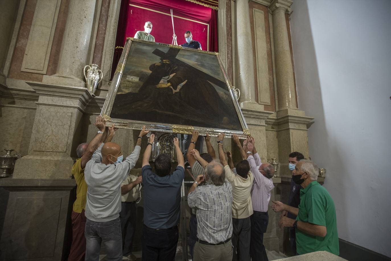 Fotos: Los fieles muestran su devoción al Cristo del Paño