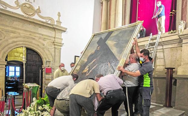 Voluntarios bajan la imagen del santo de cara a las próximas celebraciones.